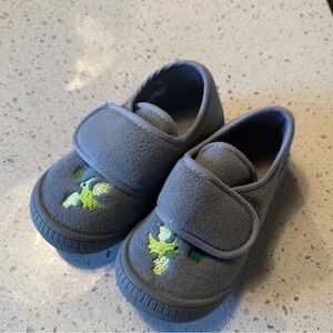 NWOT Oomphies KOKO boys hook & loop slipper size 9